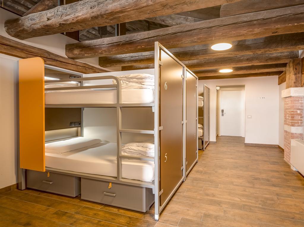 Habitación Compartida Mixta de 8 camas